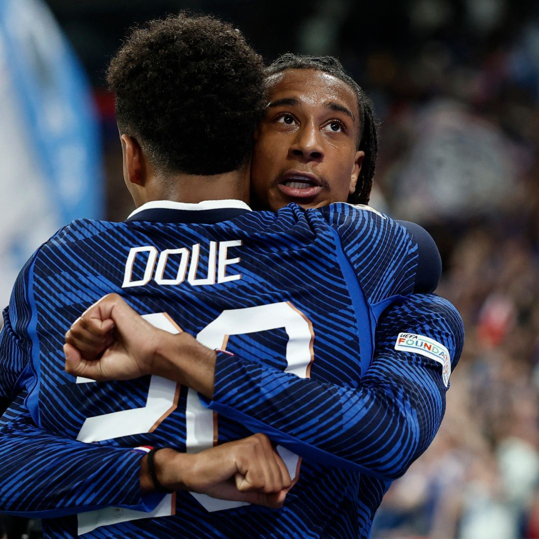 Desiré Doue y Michael Olise, de la selección de Francia, en un partido ante Bélgica